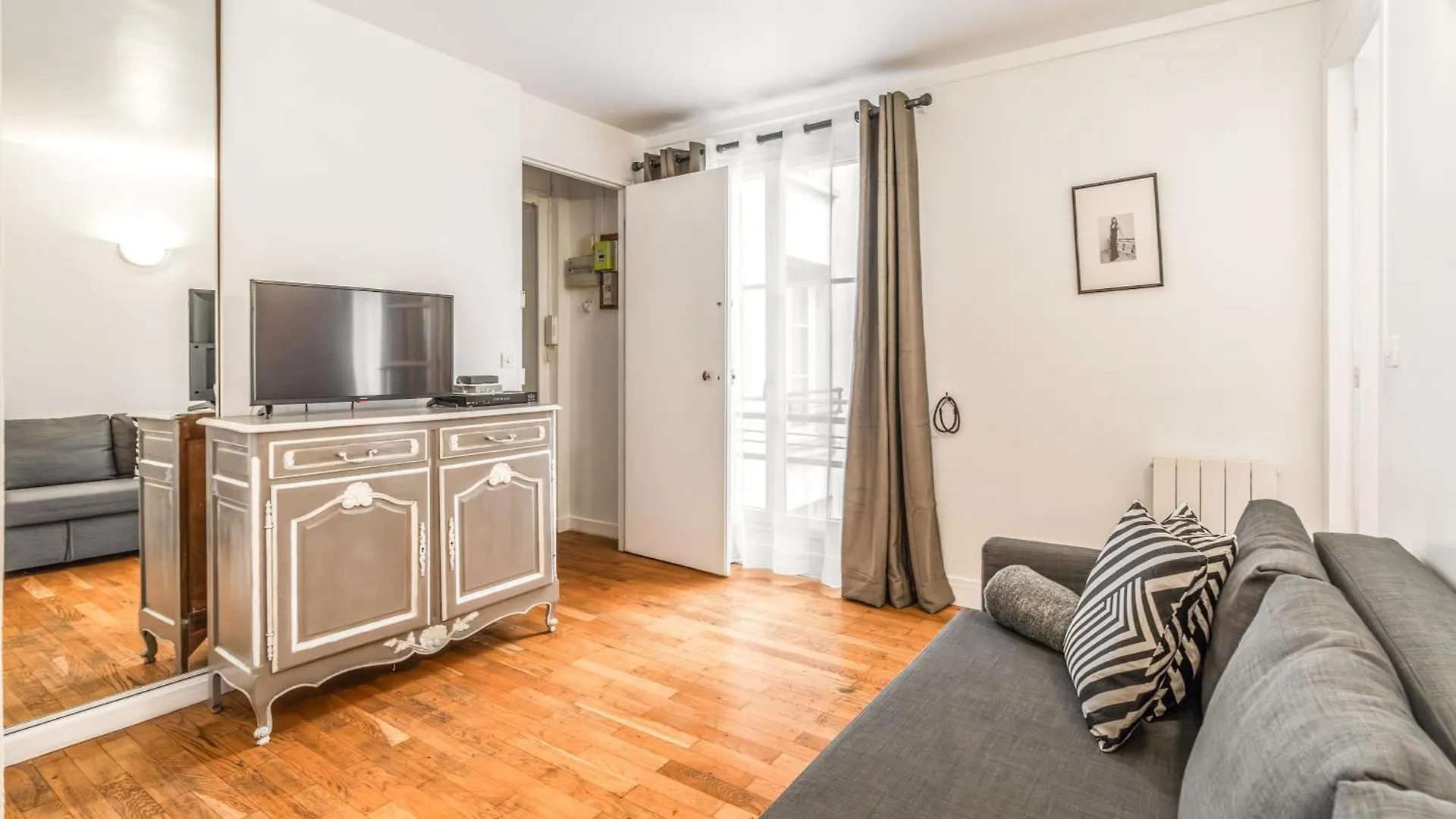 Apartment Levis Charming Place Paris